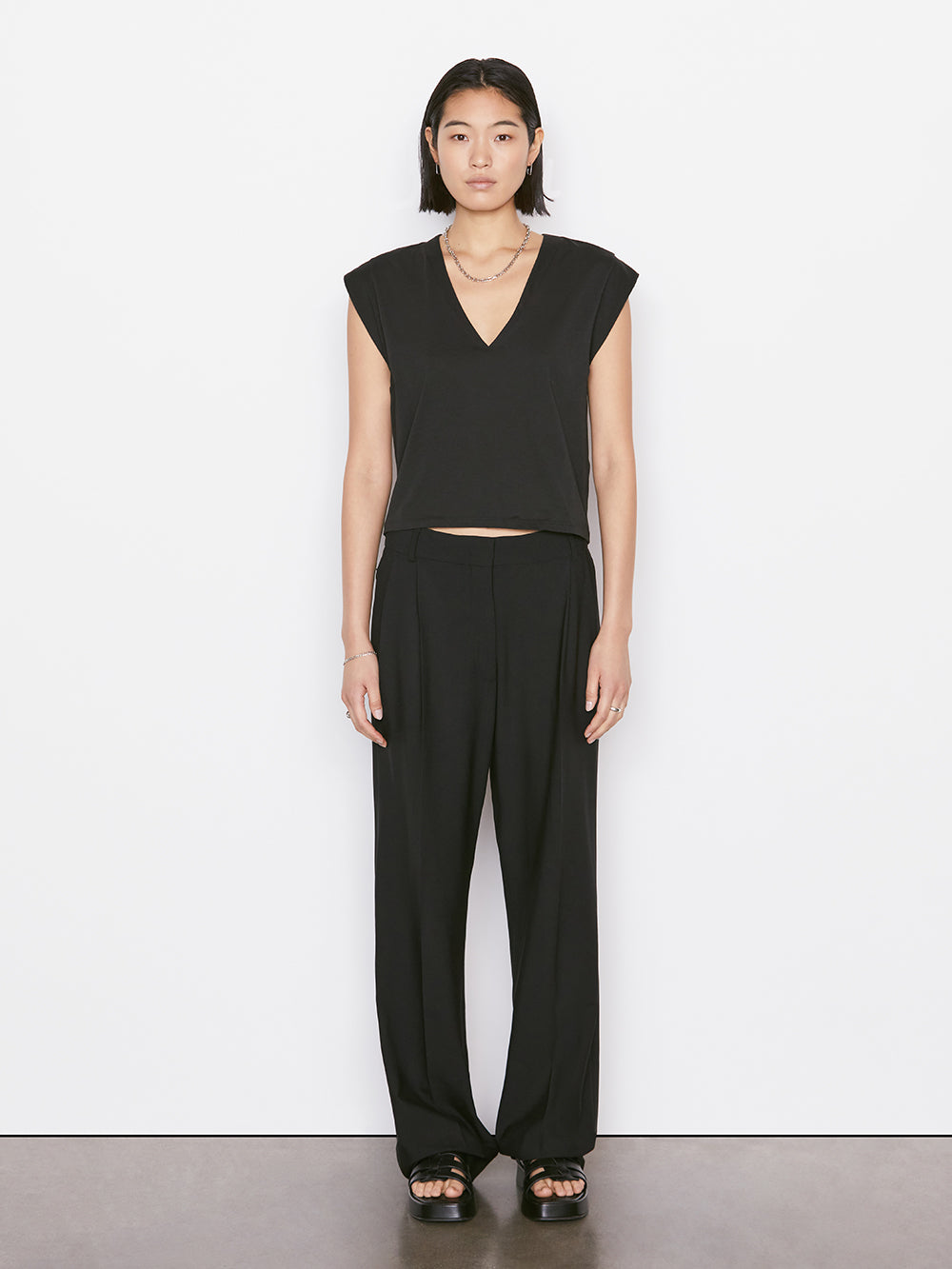 Secondary image for Le High Rise V Neck Tee -- Noir