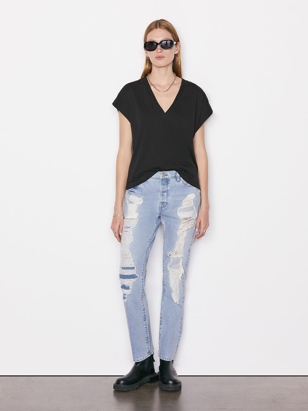 Secondary image for Le Mid Rise V Neck Tee -- Noir